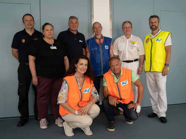 Hinten (v.l.n.r.): Christoph Trimmel (Oberbrandrat, Sektionsleiter Brandschutzsektion 2 - Leopoldstadt), Sabine Haider (Stv. Pflegedienstleitung TZW-Standort Lorenz Böhler/Brigittenau), Peter Engelbrechtsmüller (Vorsitzender AUVA-Landesstelle Wien), Anton Novak (Stv. Verwaltungsleiter TZW-Standort Lorenz Böhler/Brigittenau), Thomas Hausner (Ärztlicher Leiter TZW-Standort Lorenz-Böhler/Brigittenau), Thomas Beer (Einsatzleiter der heutigen Übung). Vorne (v.l.n.r.): Angelika Stadler-Wallig (Stabstelle OGK), Peter Redl, TZW-Brandschutzreferent. | Foto: AUVA/Veronika Drda