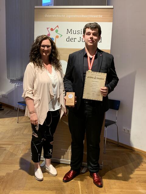 Benjamin Gotthard freut sich mit seiner Lehrerin Karin Keck über den Bundessieg bei prima la musica. | Foto: LMS Eferding