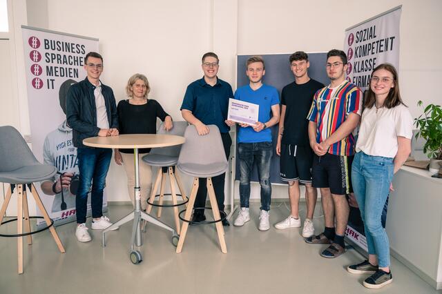 HAK Steyr: v.l.n.r.: Projektinitiator Julian Angerer, Direktorin Ute Wiesmayr, Peer Marcel Scheimer, Peer Florian Ettinger, Schulsprecher Jan Hintersteiner, Schulsprecher-Stv. Raphael Loibl, Ausbildungsinstitutsmitarbeiterin Franziska Ruspeckhofer.
  | Foto: Manuel Hutsteiner