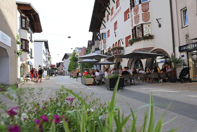 Die Begegnungszone zwischen Hotel Munde und Engel-Apotheke wird auch diesen Sommer an den Wochenenden wieder zur temporären Fußgängerzone. Jeden zweiten und dritten Samstag im Monat und einfach auch mal zwischendurch stehen Event-Highlights am Programm. | Foto: MGTelfs/Pichler
