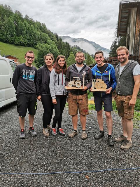 Traktor Jungbauern männlich: Matthias Geiger (JB/LJ Kappl), Bezirksleiterin Jaqueline Traxl, Ortsleiterin Anna Rudigier, Patrick Traxl (1. Platz), Sebastian Krismer (2. Platz) und Landesobmann Dominik Traxl (v.li.). | Foto: Theresa Reinalter