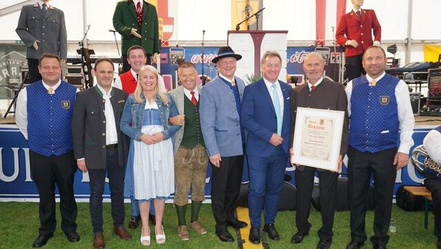 Altbürgermeister Simon Maier (2. v.r.) wurde zum Ehrenpräsidenten der Stadtkapelle Bad St. Leonhard ernannt. | Foto: leonharder.blogspot.com