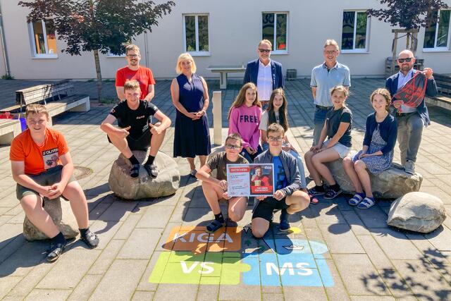 "AK YOUNG Movie Time": Die Klassenvostände Michael Sucharowski (dritte Klasse) und Michaela Bachler (vierte Klasse) mit AK-Bezirksstellenleiter Scheibbs Helmut Wieser, Mittelschul-Direktor Thomas Holzgruber und AK-Referatsleiter Schule Günter Kastner (h.) sowie den Mittelschülern aus Lunz | Foto: AK YOUNG