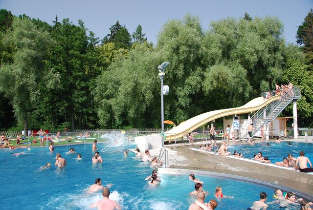 Das Freibad in Zwettl sorgt mit Rutsche, Sprungturm, Sprudelbad, Kinderbecken und Sportmöglichkeiten für viel Abwechslung. | Foto: Archiv