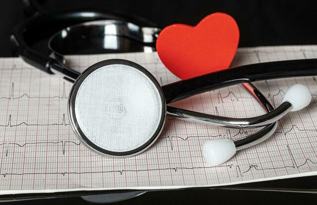 Für die Diagnose wird ein EKG angefertigt. | Foto: Myriams-Fotos / Pixabay