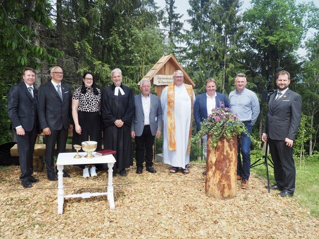Ingo Sternig, Walter Egger, Sarah Katholnig, Pfarrer Martin Müller, Hans Wedam, Stadtpfarrer Wolfgang Gracher, Werner Egger, Jürgen Perchtold und Roman Macher | Foto: Bestattung Kärnten