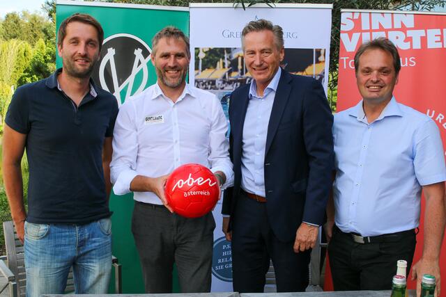 Von links: Verlängerung der Sponsorenverträge – Christoph Glasner (OÖ Tourismus), SVR-Geschäftsführer Rainer Wöllinger, Karl Berghammer (Geschäftsführer SPA Resort Therme Geinberg) und Martin Erlinger (Aufsichtsratsvorsitzender Tourismus Innviertel. | Foto: SVR/Reinhard Schröckelsberger