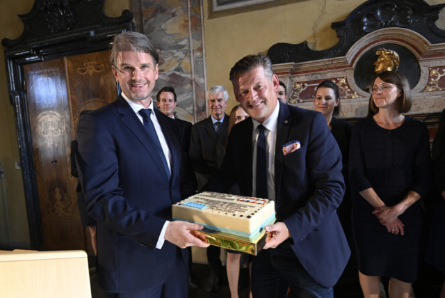 Bürgermeister Christian Scheider überreichte Direktor MMag. Günter Bauer eine Jubiläumstorte. | Foto: StadtKommunikation/Helge Bauer