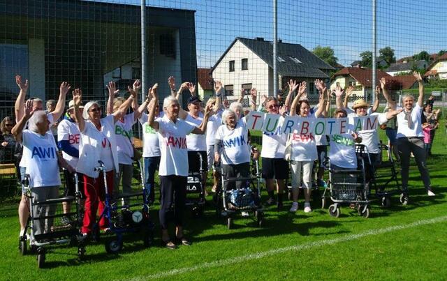 Das „Turboteam“ schloss sich den Schülerinnen und Schülern an und bewältigte einige Runden am Sportplatz. | Foto: Linda Oberlininger/Rotes Kreuz Kronstorf