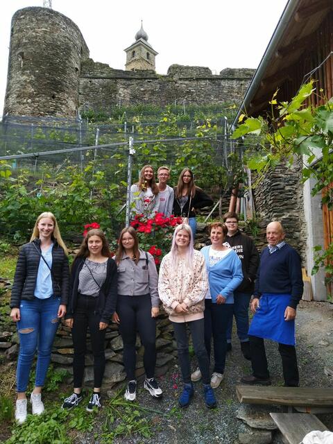 Der Weinbau auf der Burg Glanegg, betreut von Fam. Lassnig, hat die Jugendlichen beeindruckt.