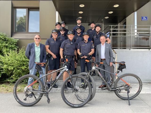 Die Dienstfahrräder sollen auch noch mit Blaulicht ausgestattet werden. Schloss, Pumpe und Werkzeug sind bereits montiert. | Foto: Kautzky
