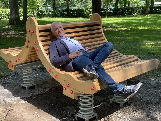 Bürgermeister Helmut Leitenberger beim Probeliegen für die Woche Leibnitz auf der gemütlichen Doppel-Liege.