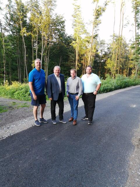 Bürgermeister Ulrich Achleitner, Obmann Eduard Köck, Gemeinderat Wolfgang Römer und Gemeinderat Michael Litschauer (v.l.) bei der Streckenbegutachtung. | Foto: Zukunftsraum Thayaland