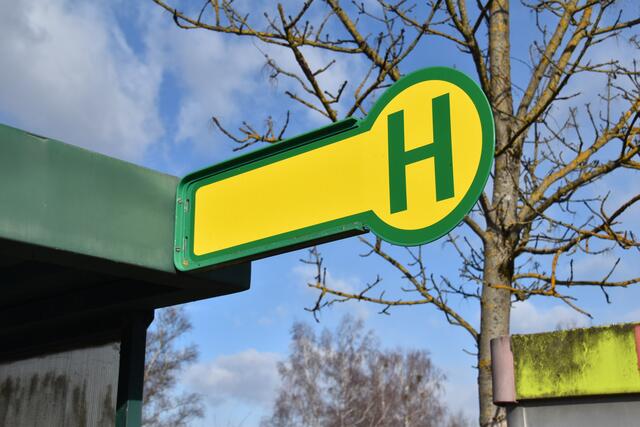 Nur an wenigen Haltestellen gibt es bislang Ticketautomaten. Ansonsten bleibt noch die Trafik oder die App, um sich einen Fahrschein zu kaufen. | Foto: Martin Wurglits
