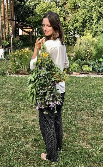 Heimische Kräuter helfen bei Menstruationsschmerzen und Schwangerschaftsbeschwerden. | Foto: Judith Schrammel