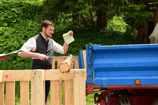 Simon Geiger schaute ganz genau, wie knapp die LenkerInnen einparkten. | Foto: Theresa Reinalter