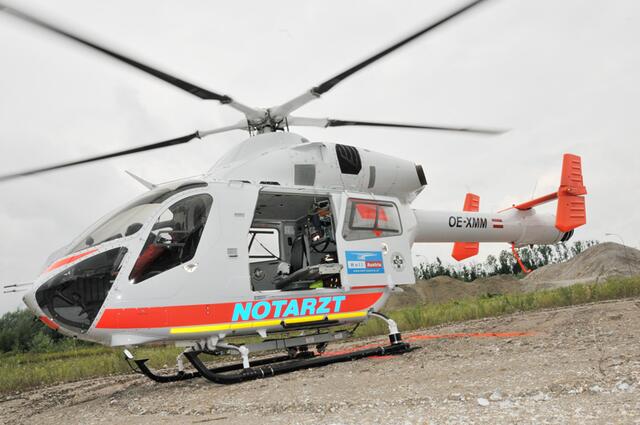 Der schwer verletzte Mann wurde vom Notarzthubschrauber geborgen und zur weiteren Versorgung in das Kardinal Schwarzenberg Klinikum geflogen. | Foto: RK Salzburg