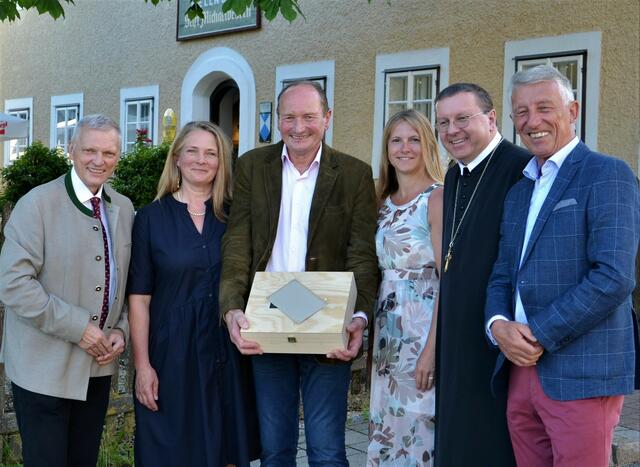 Von rechts nach links: der Gemeindebundpräsident Helmut Mödlhammer, der Abt von Michaelbeuern Johannes Perkmann, Vizebürgermeisterin Daniela Reininger, Bürgermeister Adi Hinterhauser,
Angela Hinterhauser und der Landtagsabgeordnete Josef Schöchl.
 | Foto: Christina Hinterhauser