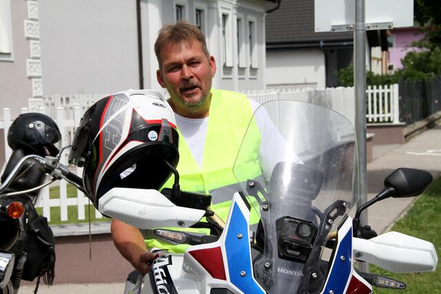 Jürgen Wrusch fuhr mit seiner African Twin als Begleitfahrzeug mit. | Foto: Friedrich Doppelmair