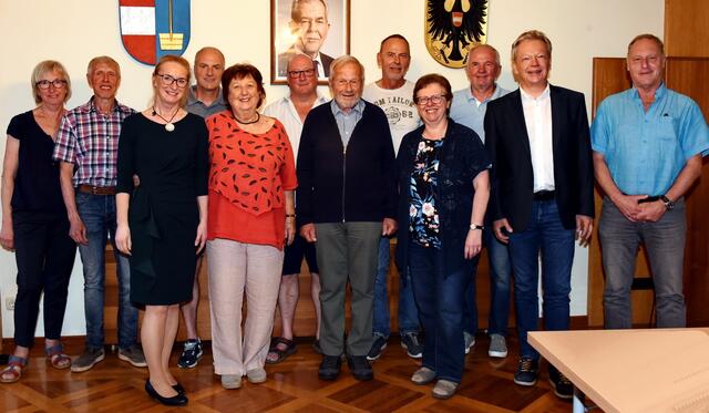 v.l. Regina Scheutz, Rudolf Scheutz, Obfrau Roswitha Seethaler, Gerhard Krumböck, Gisela Kalchschmid, Helmut Schenner, Hermann Pilz, Rudolf Prohaska, Martina Scheutz, Alfred Hemetzberger, Bgm. Alexander Scheutz, Vize-Bgm. Alfred Gamsjäger – Foto Franz Frühauf