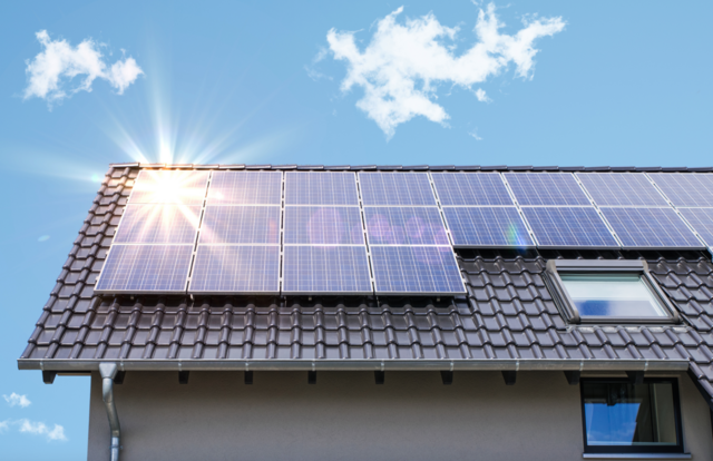 Diskussionen um PV-Anlagen am Dach und auf der Fläche. | Foto: stock.adobe.com/Alessandro2802/Symbolfoto