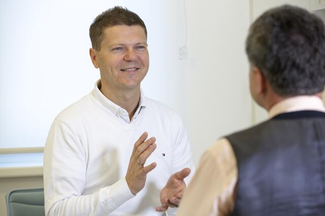 Wolfgang Söllinger im Gespräch mit einem Patienten | Foto: Ordination Dr. Söllinger