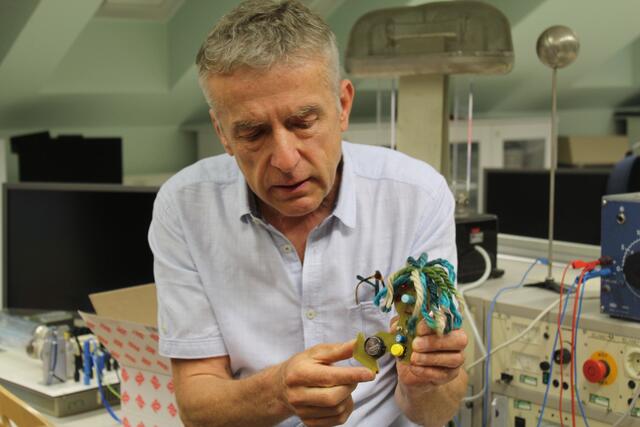 Gerhard Köck zeigte den Kindern, wie sie ihr Elektromännchen basteln sollten, dann konnten sie es selbst versuchen. | Foto: Katrin Löschnig