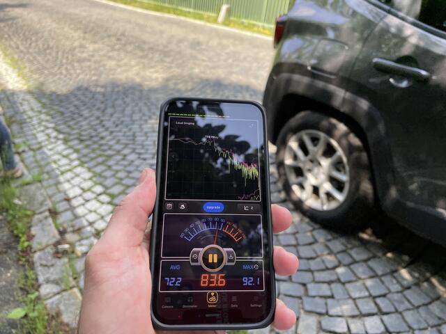 Nicht geeicht, aber dennoch aussagekräftig: Die Dezibel-Messung schnellt bei vorbeifahrenden Autos schnell in unangenhme Höhen. | Foto: Michael J. Payer