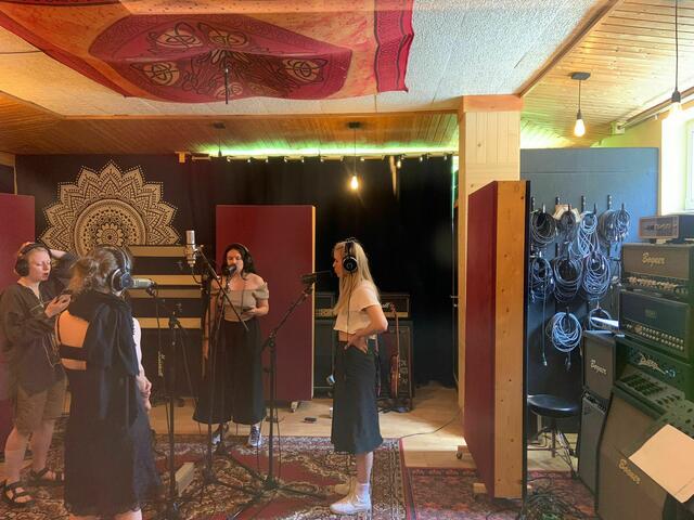Weltberühmte Punk-Band nimmt in ländlicher Idylle auf: Olga, Diana, Tasa und Marija von „Pussy Riot“.  | Foto: woodwaystudio