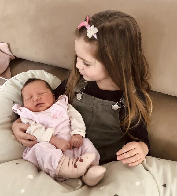 Antonia
Geburt: 21. Dezember 2021
50 cm, 3.000 g
Ramona und Christian Labudik aus St. Veit in der Südsteiermark | Foto: Privat