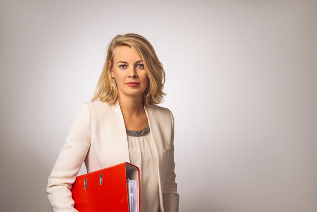 Stadträtin Elisabeth Mayr ist fassungslos über GRÜNE, ÖVP, FI und FPÖ, denen sei es zu teuer, die Innsburcker Familien zu unterstützen.  | Foto: Michael Kropaček