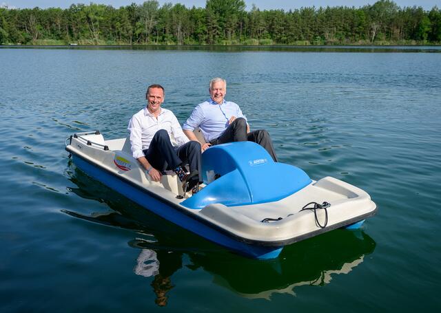 Die Landesräte Jochen Danninger und Martin Eichtinger freuen sich am Thurnberger Stausee über das gute Abschneiden. 
  | Foto: NLK Burchhart