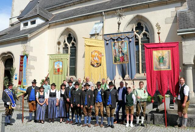 SCHÜTZENVEREIN MOLLN und FAHNENABORDNUNGEN mit der GEWERBE FAHNE, MAULTROMMEL FAHNE, SENSENSCHMIED Fahne | Foto: Felix Hackenberger