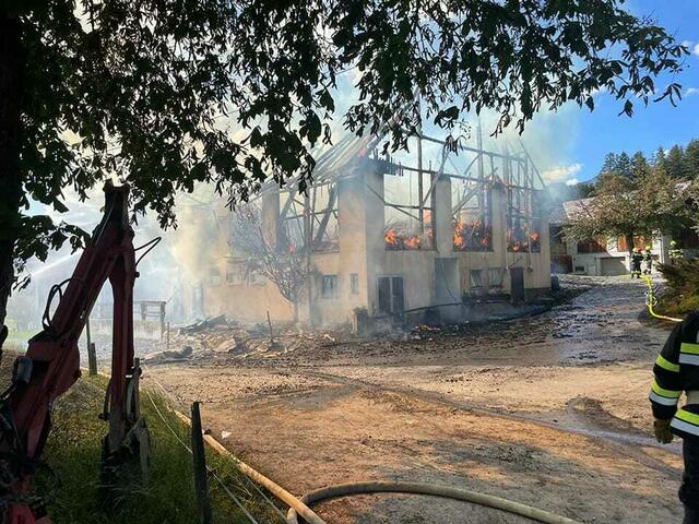 Insgesamt 13 Feuerwehren bekämpften den Wirtschaftsgebäudebrand am Spiegelsberg (Döllach-Mitterberg) | Foto: FF-Pyhrn
