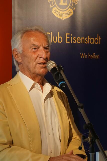 Der Vizepräsident des Lions Club Eisenstadt Hans Skarits begrüßt die Gäste