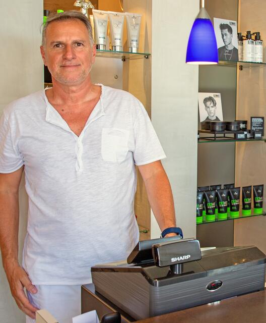 Armin Messier: 20 Jahre "Chef", 40 Jahre im Betrieb, 60 Jahre "Coiffeur Messier" ... | Foto: Roland Pössenbacher