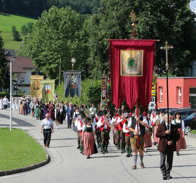 GOLDHAUBEN- UND KOPFTUCHGRUPPE MOLLN, MUSIKVEREIN MOLLN, SCHÜTZENVEREIN MOLLN und FAHNENABORDNUNGEN mit der GEWERBE FAHNE, MAULTROMMEL FAHNE und SENSENSCHMIED TRACHTENGRUPPE MIT FAHNE  | Foto: Felix Hackenberger
