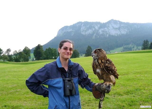 Roya Payandeh (am Bild mit Uhu) und ihre Schwester Simin zeigen Interessierten Flora und Fauna im Lebensraum Nestelbach. | Foto: Payandeh