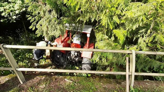 Der Traktor musste aus der Böschung geborgen werden. | Foto: FF Hohenzell