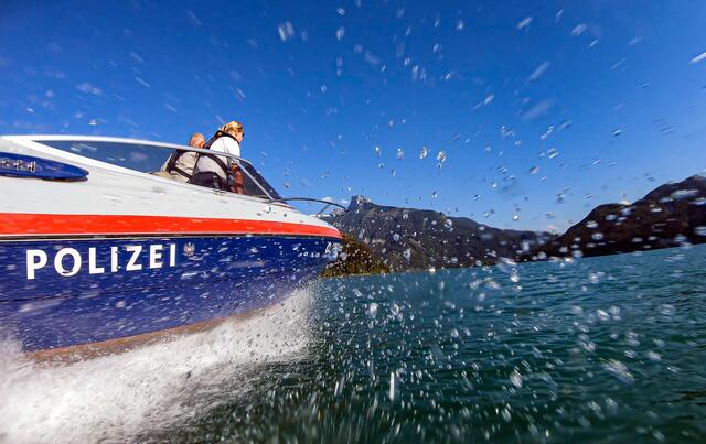 Beamten des Polizeibootes und die Wasserrettung brachten heute vier Personen am Traunsee in Sicherheit. | Foto: Symbolfoto: Polizei