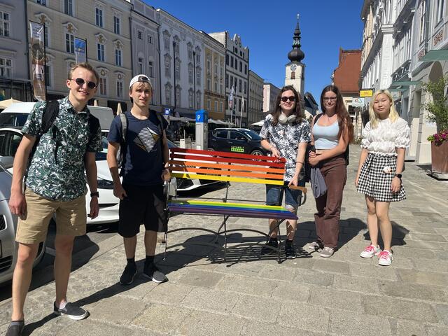 Simon, Jonas, Raphael, Fiona und Yalguun gehören zur Grünen Jugend in Wels und wollen mit dem Aufstellen einer Regenbogenbank ein Zeichen setzen.