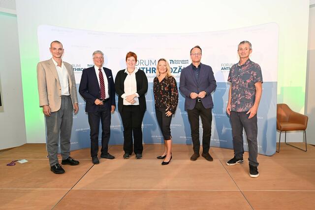 Fritz Habekuß - Moderator die ZEIT, LH Dr. Peter Kaiser, Univ. Prof.in Mag.a Dr.in Sigrid Stagl, Prof.in Dr.in Antje Boetius, Univ.-Prof. Markus Hengstschläger, Prof. DI. Dr. Hans-Peter Hutter | Foto: NPHT/Peter Schober