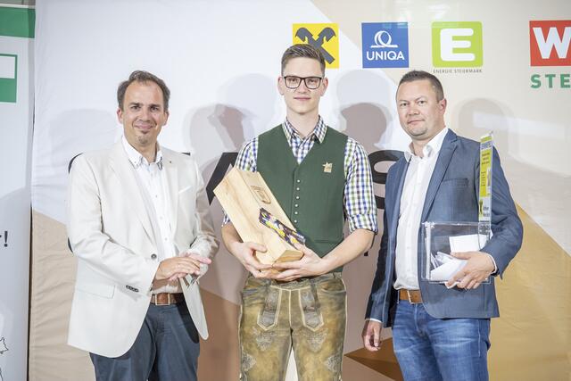 Gewinner des Raiffeisen-Gewinnspiels unter den Gästen in der Florianihalle: Jan Weber | Foto: Foto Fischer