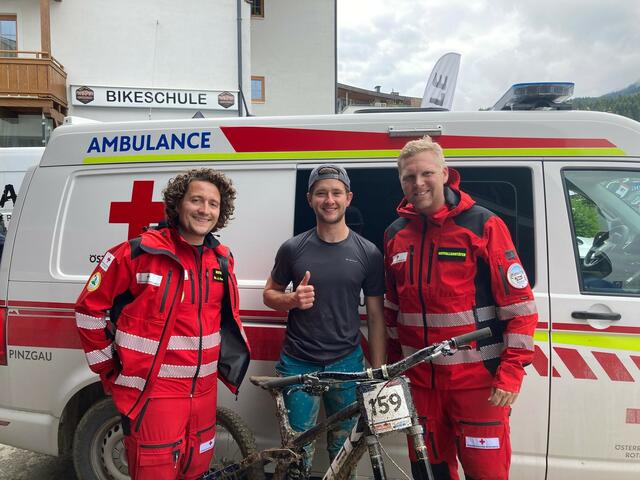 Downhill-Profi Douglas Vieira mit Notarzt Josef Penatzer (links) und Notfallsanitäter Bernd Hirschbichler (rechts) | Foto: Rotes Kreuz Salzburg