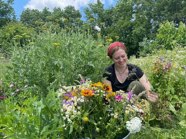 Sarah Alruna kümmert sich um die Bio-Blumen und verkauft diese auch als wunderschöne Sträuße an die Osterer -Kunden. | Foto: Katrin Pirzl