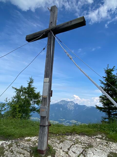 Gipfelkreuz auf 1.516 Metern Höhe.