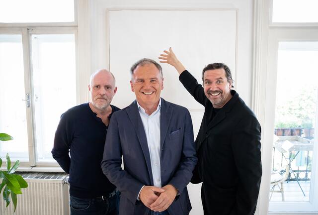  ZiB2-Anchorman Armin Wolf liefert sich mit Burg-Star Michael Maertens und dem Großkomiker Christoph Grissemann in Yasmina Rezas Komödien-Klassiker „Kunst” einen pointenreichen Schlagabtausch. | Foto: Julia Stipsits