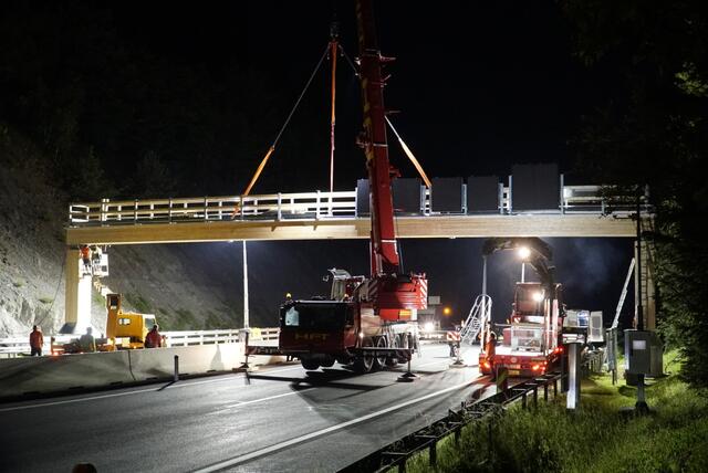 "Holz Montage": In der Nacht wurde die fast 30 Meter lange Konstruktion mithilfe von Kränen eingehängt | Foto: ASFINAG