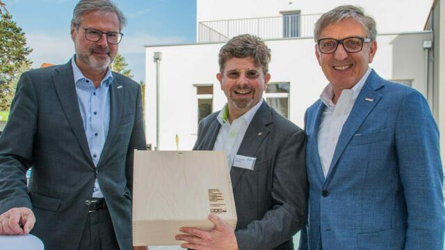 Großer Bahnhof:  Karl-Heinz Dernoscheg (l.) und Josef Herk gratulierten Wolfgang Grabner zur gelungenen Neueröffnung. | Foto: Cranpool