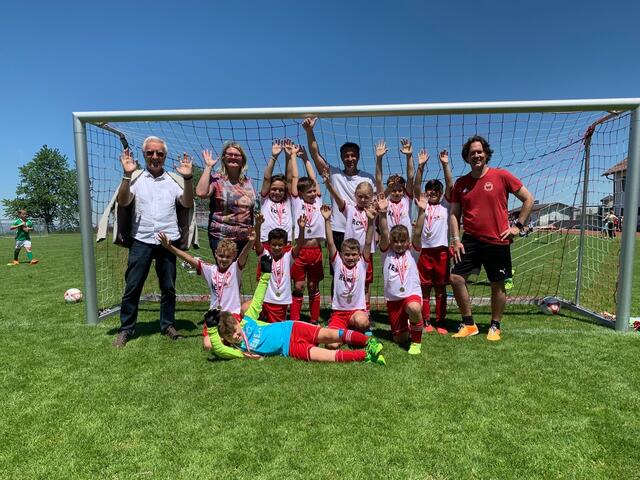 Konrad Loitlesberger (Direktor VS Ohlsdorf), Ines Mirlacher (Bürgermeisterin von Ohlsdorf), Heli Pöll (Projektleiter Gmunden Schule am Ball, OÖ Fußballverband), Heinz Derflinger (Ehrenamtlicher Trainer) mit den erfolgreichen Schülern. | Foto:  ASKÖ Ohlsdorf